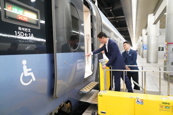 한문희 코레일 사장(사진 왼쪽)이 19일 오전 서울역에서 장애인 휠체어 리프트를 점검하고 있다.2024.4.19.코레일 제공.