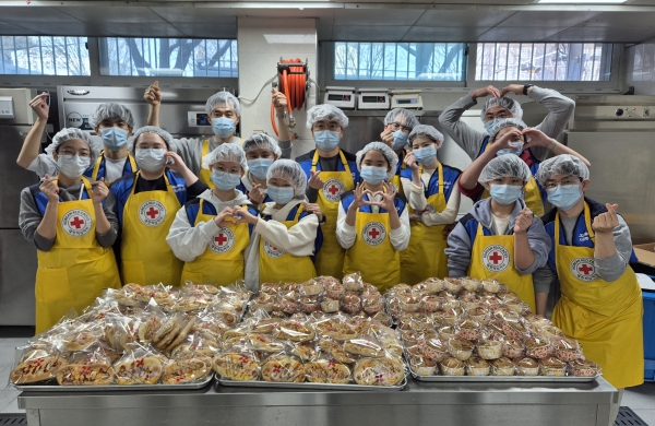 삼표그룹 내 봉사 동호회인 블루허그가 지난 19일 서울시 성동구 소재 대한적십자사 성동빵나눔터에서 ‘사랑의 빵’ 만들기 나눔 봉사활동을 진행했다2024.4.22. (사진 제공=삼표그룹)