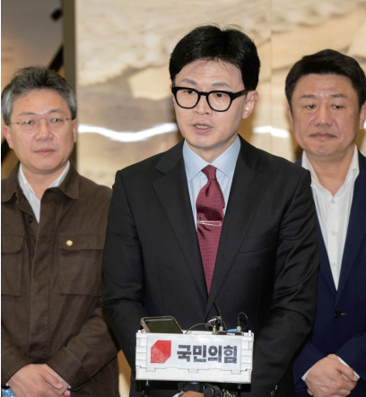 한동훈 국민의힘 비상대책위원장이 서울 서대문구 세브란스병원에서 열린 전국의대교수협의회(전의교협) 회장단 간담회에 참석한 뒤 취재진 질문에 답하고 있다./조선일보