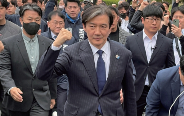 ▲ 조국혁신당 조국 대표가 31일 오후 부산 남구 대연동 대연혁신지구 복합상가 앞 광장에서 열린 ‘부산 시민과 함께’ 행사에 참석하고 있다. /사진=연합뉴스