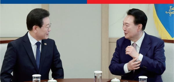 (서울=연합뉴스) 홍해인 기자 = 윤석열 대통령과 더불어민주당 이재명 대표가 29일 서울 용산 대통령실 집무실에서 영수회담을 하며 마주보고 있다