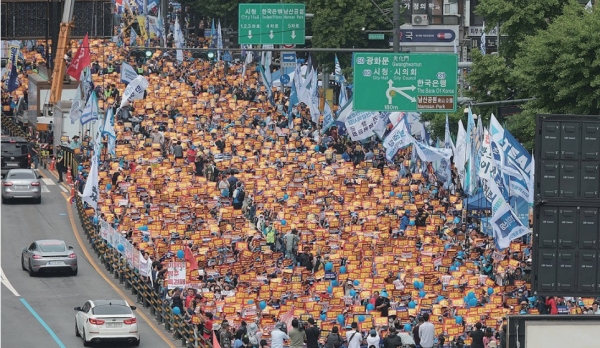 5.25일 오후 서울역 앞에서 열린 야당·시민사회 공동 해병대원특검법 거부 규탄 및 통과 촉구 범국민대회에서 참가자들이 구호를 외치고 있다. 연합뉴스
